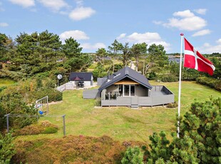 Flot renoveret sommerhus med lukket terrasse og stor grund