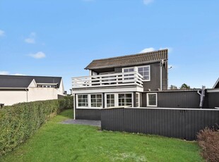 Hyggeligt sommerhus nær surfstranden med fjordkig fra 1. sal