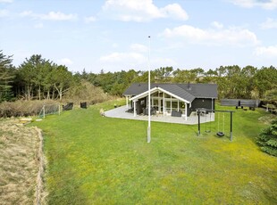 Hyggeligt sommerhus på stor og grøn naturgrund