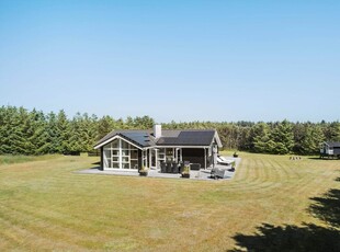 Lækkert sommerhus med wellness-badeværelse og stort terrassemiljø