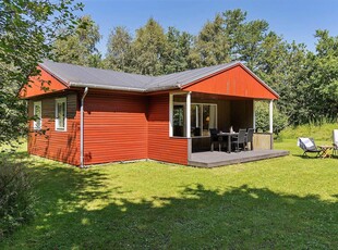 Hyggeligt træsommerhus på lukket vej nær Bratten Strand