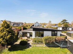 Sommerhus i første række til sandstranden i det maritime Lundeborg