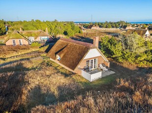 Dejligt sommerhus på lukket vej nær Vejlby Klit Strand