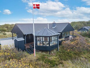 Skønt sommerhus med spa og sauna på stor klitgrund nær Søndervig