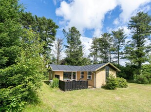 Velholdt sommerhus på stor og børnevenlig havegrund