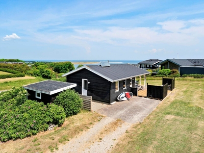 Dejligt velholdt feriehus på 84 m2, med en pragtfuld udsigt over vandet. Kun 150 m til den dejlige børnevenlige strand.