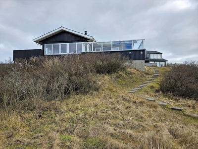 Skønt sommerhus med havudsigt og solrig terrasse