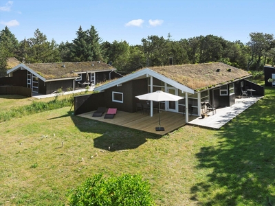 Hyggeligt træsommerhus i rolige og naturskønne Rødhus