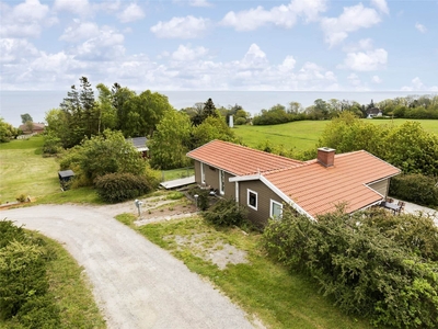 Indbydende sommerhus med havudsigt, højt beliggende i Sandkås