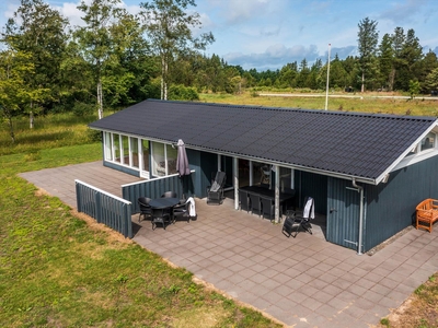 Stort og velrenoveret sommerhus med kort afstand til by, skov og strand