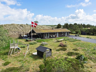 Velrenoveret sommerhus på idyllisk grund nær Blokhus