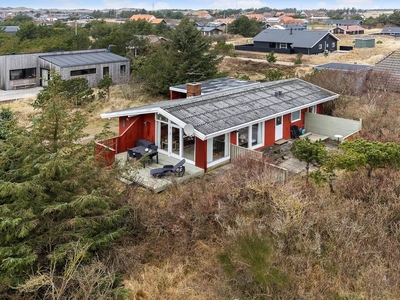 Klassisk træsommerhus 200 meter fra Nr. Lyngvigs charmerende fjordhavn