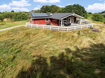 Kvalitetshus med aktivitetsrum i annekset og stor grund med legefaciliteter