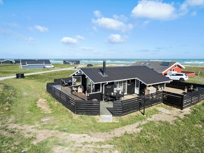 Stilfuldt sommerhus med havudsigt og få meter til Nørlev Strand