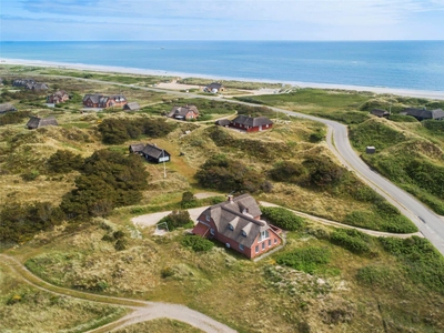 Stort, lækkert poolhus med udsigt til Blåvand fyr og 200 m. til stranden