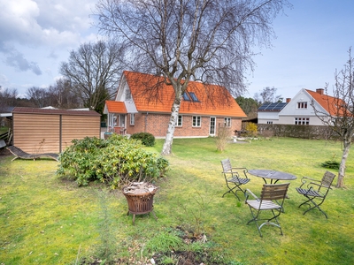 Velholdt moderne villa, tæt på vand, by og natur