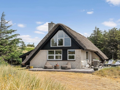 Dejligt sommerhus på totalt ugeneret naturgrund