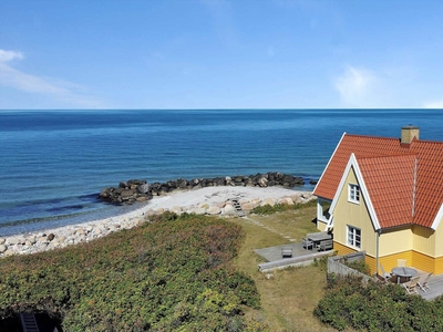 Skønt dansk sommerhus med direkte adgang til dejlig strand.