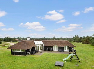 Lyst og indbydende sommerhus i Vejers – tæt på skov og strand