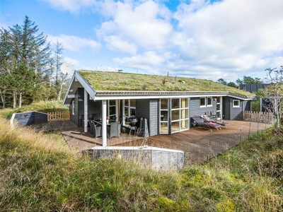 Super velholdt sommerhus på stor naturgrund i Rødhus