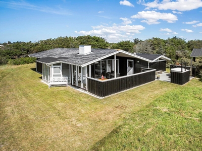 Velholdt sommerhus med vildmarksbad, skøn solgård og sydvendt terrasse