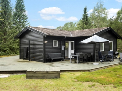 Velindrettet træsommerhus på stor naturgrund i Als Odde