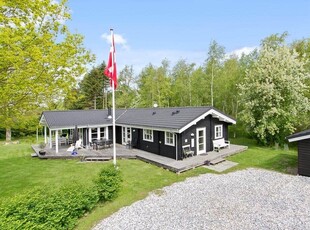 Velholdt feriehus med stor garage beliggende på en klitgrund.