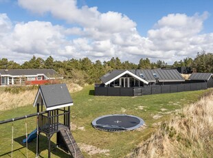 Skønt sommerhus med indendørs spabad og lukket terrassemiljø