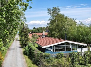 Sommerhus med god plads i haven og tæt på børnevenlig strand