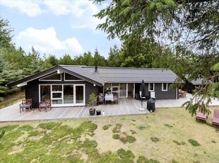 Stort og stemningsfuldt sommerhus på ugeneret naturgrund