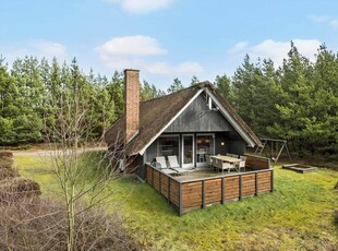 Stråtækt sommerhus med solrig terrasse og ugeneret naturgrund