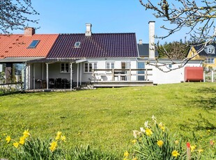 Dejligt sommerhus med 4 sovepladser, carport og lille have i fredelig landsby midt på Samsø