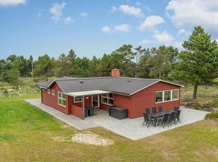 Pænt moderniseret sommerhus med spabad og brændeovn