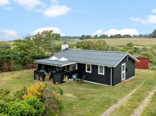 Flot moderniseret sommerhus med naturskøn udsigt