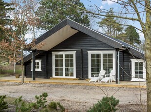 Flot nybygget sommerhus tæt på god sandstrand ved Begtrupvig Strand