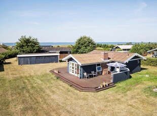 Gennemrenoveret sommerhus tæt på strand og badebro