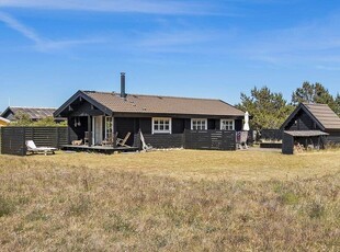 Hyggeligt sommerhus med dejlige terrasser og udsigt til fredede arealer