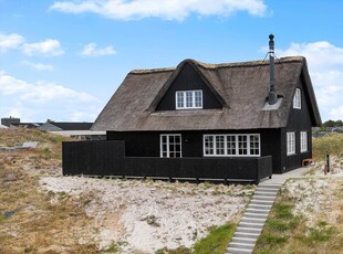 Smukt sommerhus med havkig og stor klitgrund – 300 meter fra stranden