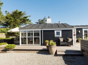 Hyggeligt sommerhus med charmerende terrassemiljø tæt på Vesterhavet