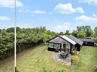 Klassisk sommerhus med lukket have i gåafstand fra vandet