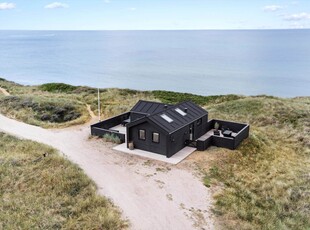 Stilfuldt indrettet sommerhus fra 2020 i første række til Vesterhavet