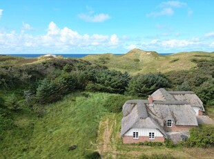 Fantastisk pool hus på stor naturgrund, med få meter til Vesterhavet.