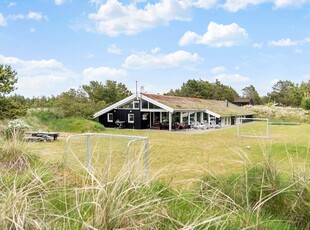 Flot poolhus på ugenert grund ved badebyen Blokhus