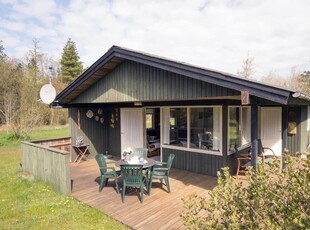 Hyggeligt feriehus beliggende på dejlig, lukket stor grund i den gamle del af Houstrup.