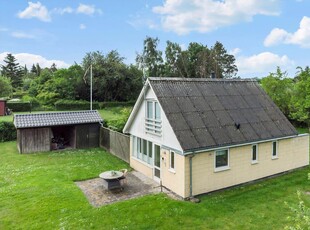 Hyggeligt sommerhus beliggende i fred og ro, 200 meter fra kysten ved Kindvig.