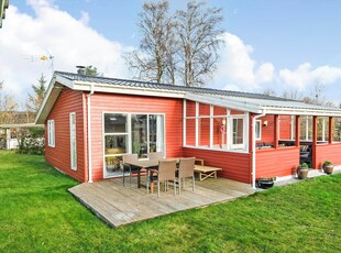 Hyggeligt sommerhus med skønne terrasser og rolige omgivelser