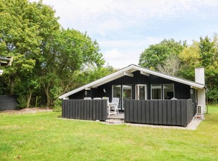 Lyst og indbydende sommerhus tæt på børnevenlig sandstrand