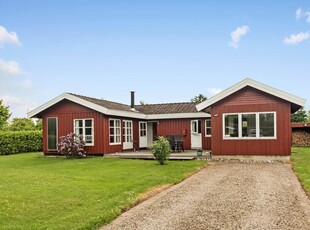 Pænt sommerhus med en skøn terrasse tæt ved sandstranden på Sydals