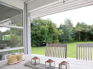 Skønt sommerhus med fantastisk terrasse, kun 500 m fra dejlig sandstrand