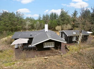 Sommerhus på en usædvanligt flot og kuperet naturgrund